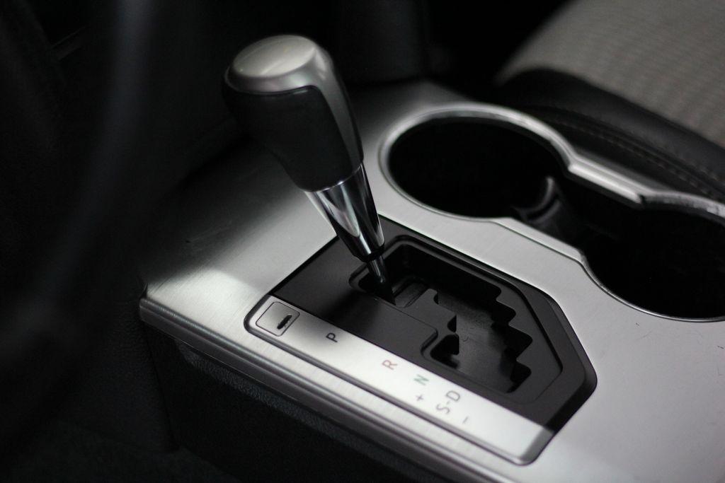 Toyota Camry 4dr Sdn I4 Auto XLE (Natl) 2013