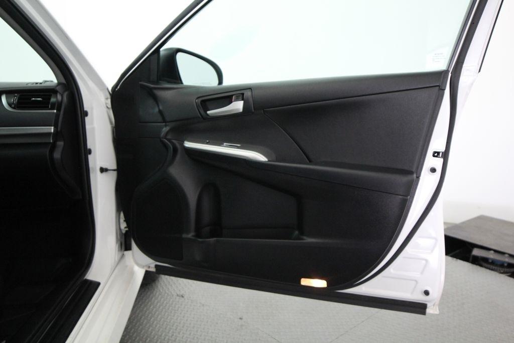Toyota Camry 4dr Sdn I4 Auto XLE (Natl) 2013