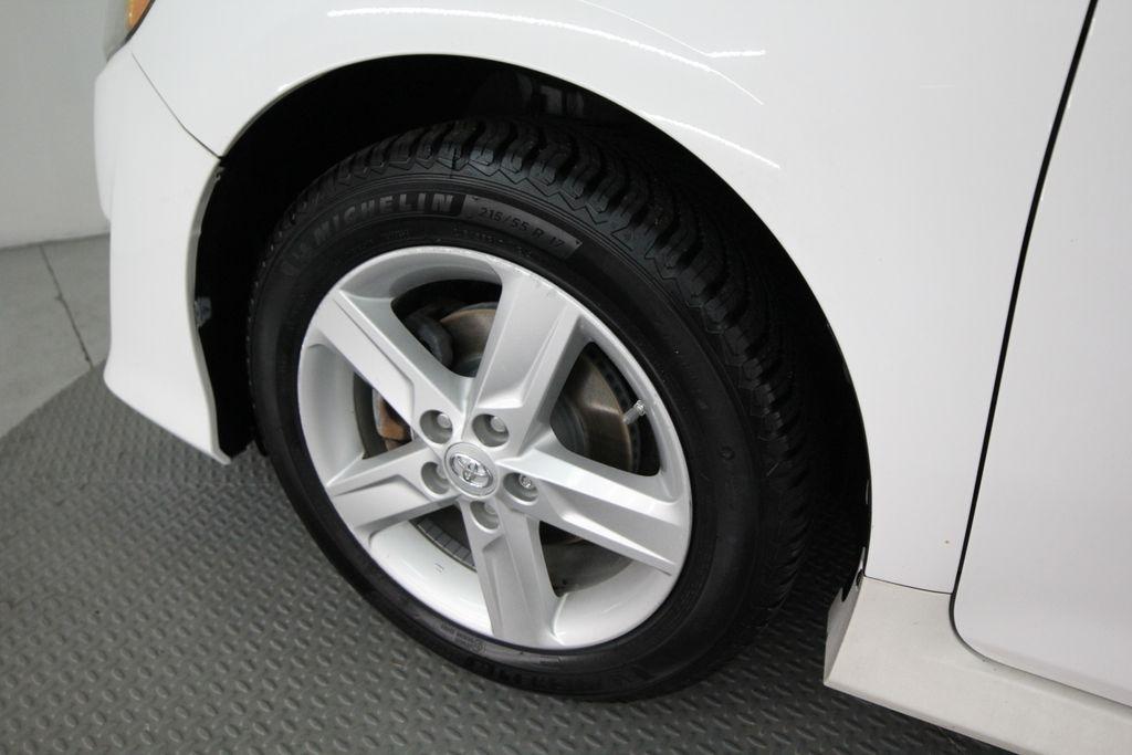 Toyota Camry 4dr Sdn I4 Auto XLE (Natl) 2013