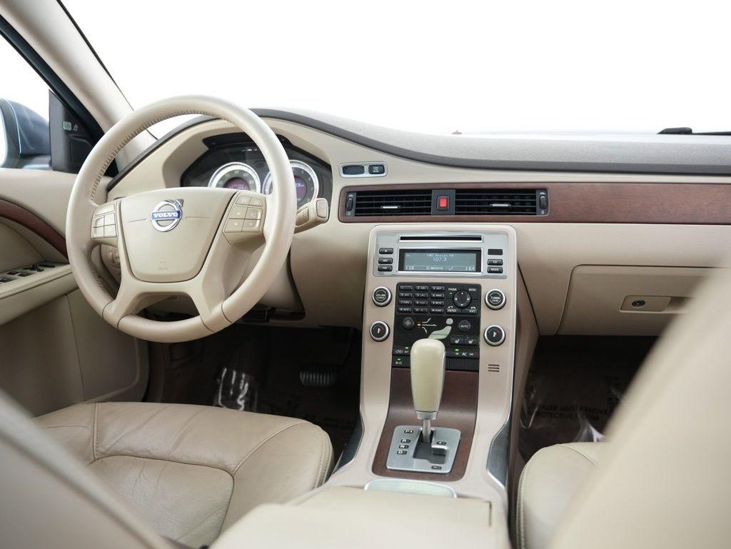 Volvo XC70 4dr Wgn 3.2L 2011