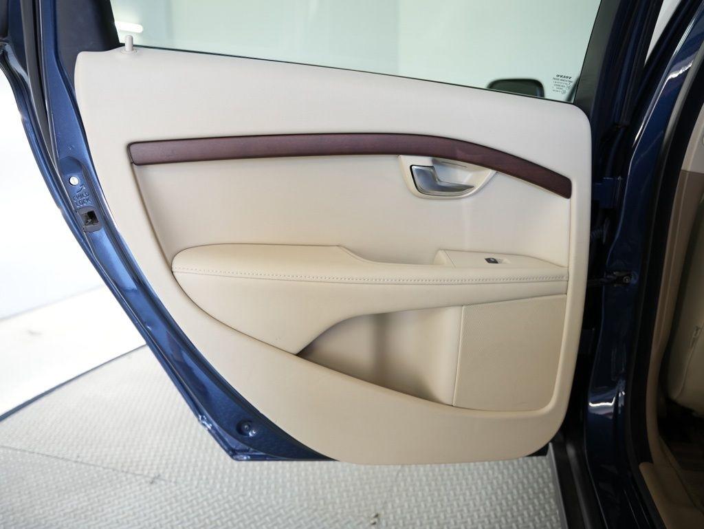 Volvo XC70 4dr Wgn 3.2L 2011