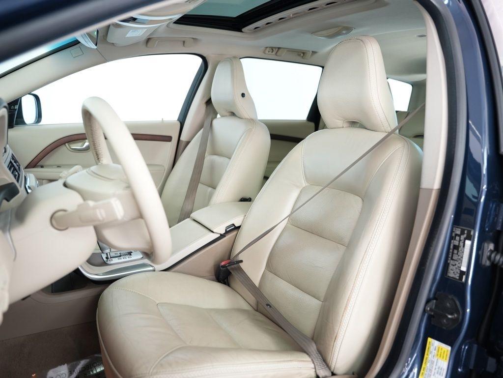 Volvo XC70 4dr Wgn 3.2L 2011