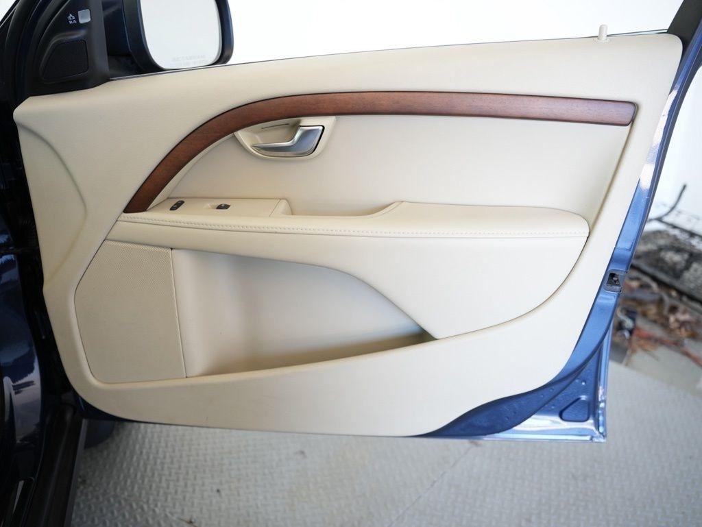 Volvo XC70 4dr Wgn 3.2L 2011