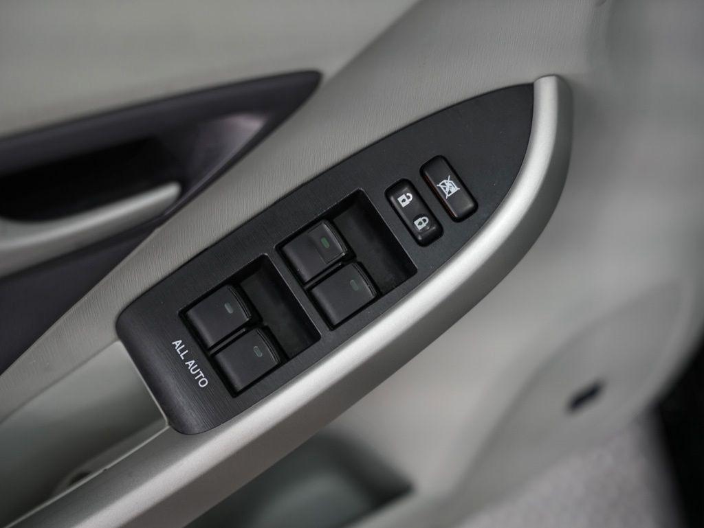 Toyota Prius 5dr HB III (Natl) 2011