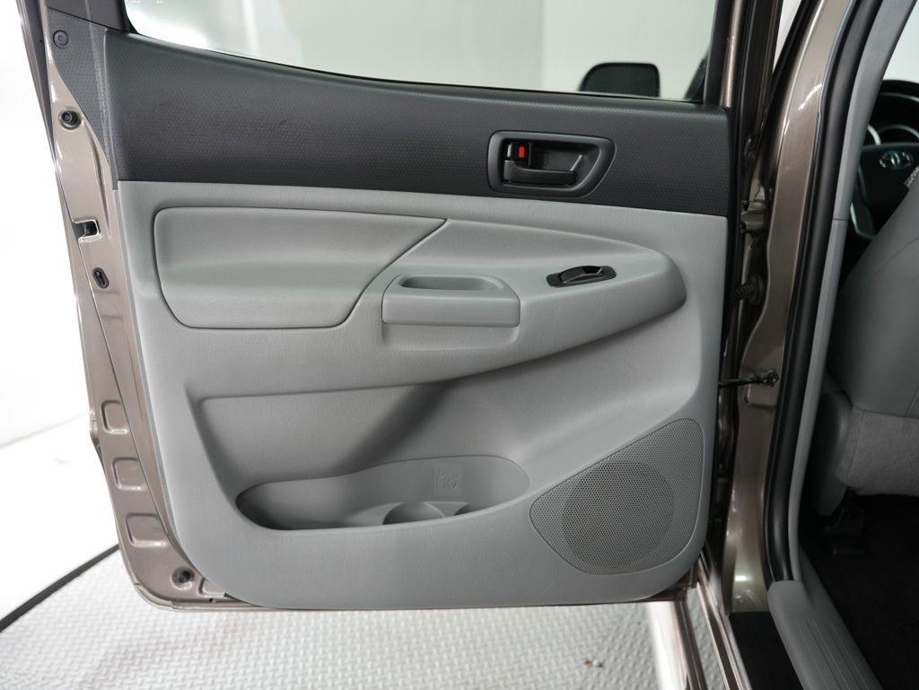 Toyota Tacoma 4WD Double Cab LB V6 AT (Natl) 2012