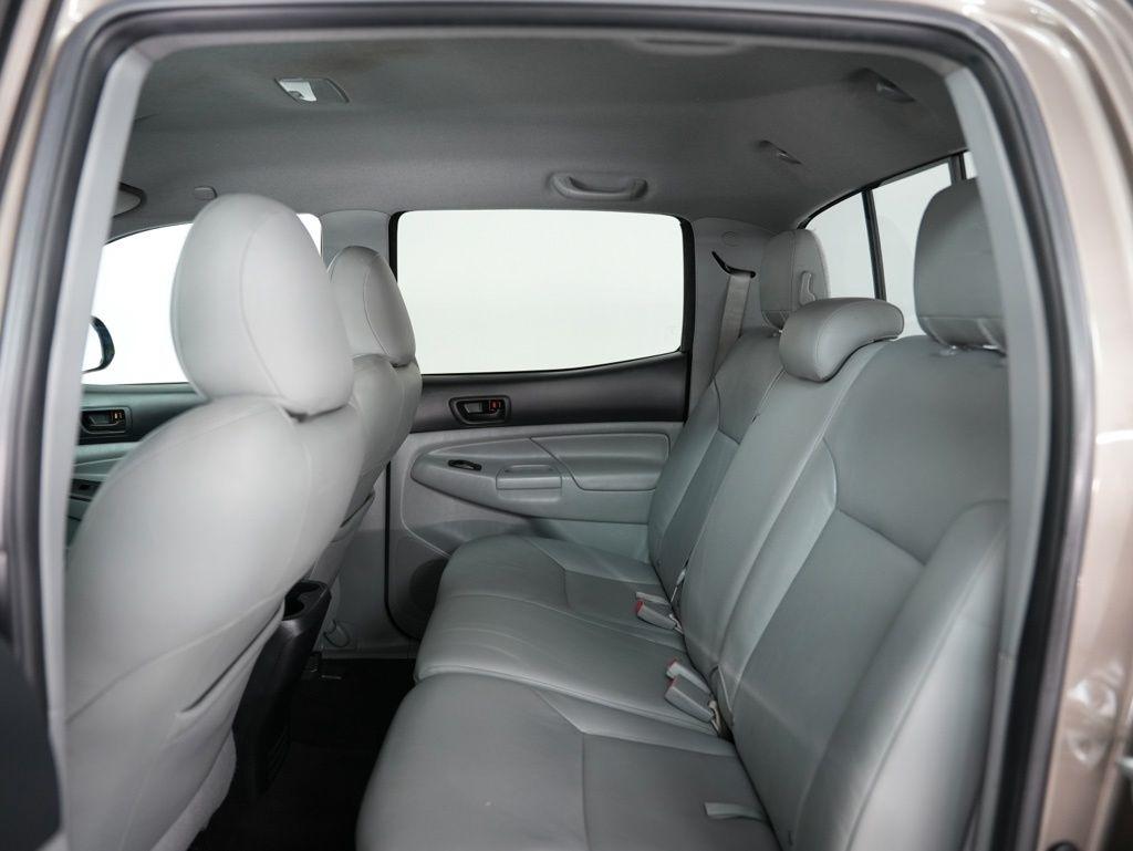 Toyota Tacoma 4WD Double Cab LB V6 AT (Natl) 2012