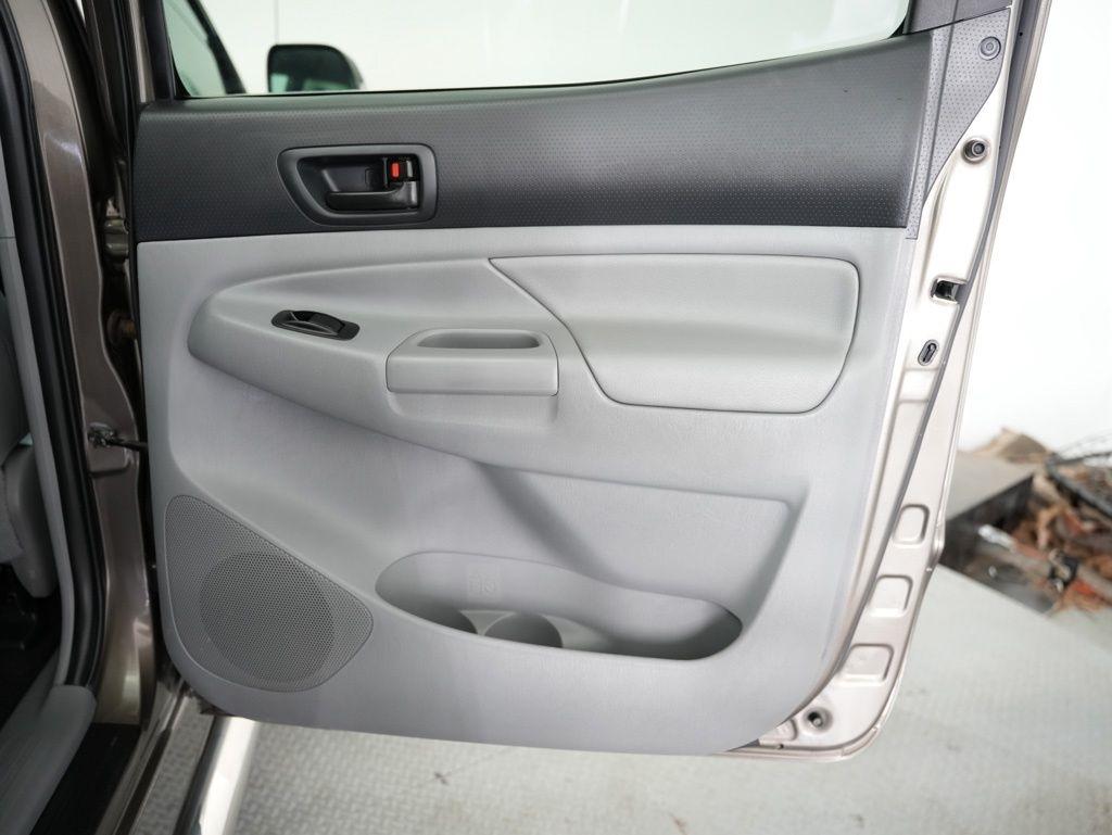 Toyota Tacoma 4WD Double Cab LB V6 AT (Natl) 2012