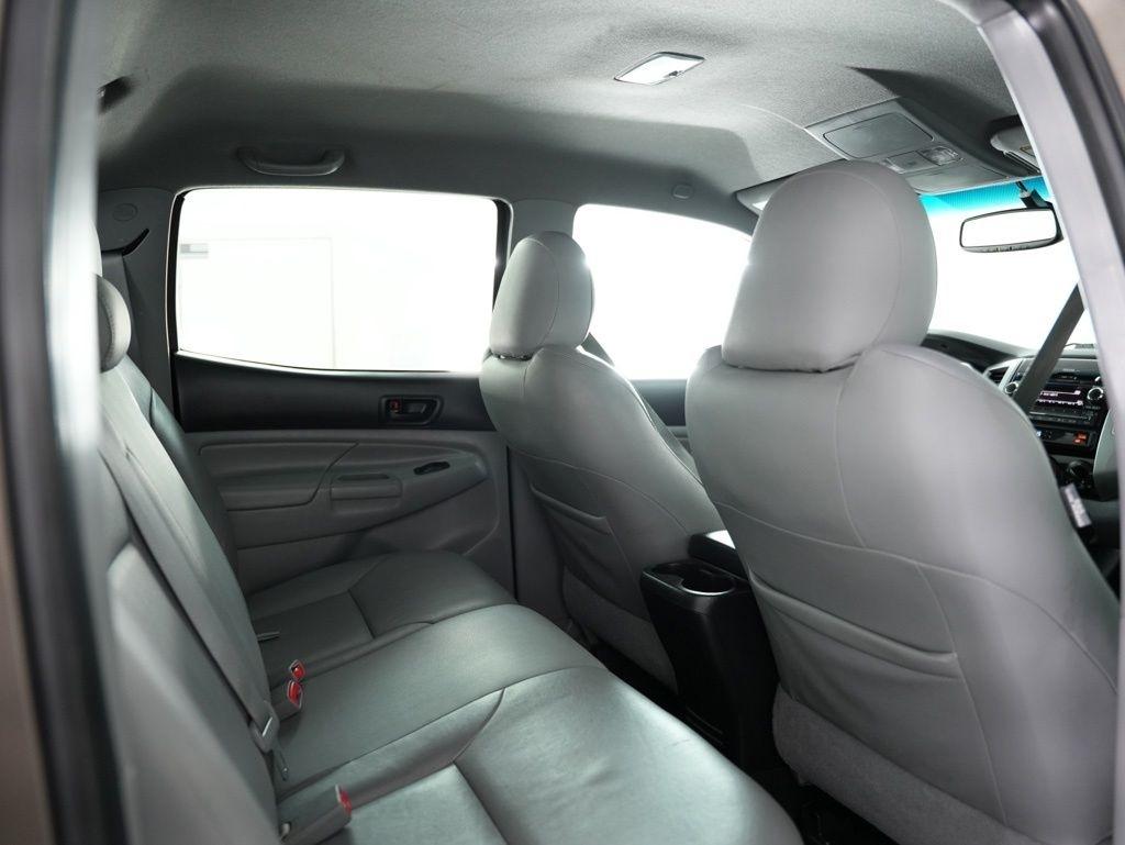 Toyota Tacoma 4WD Double Cab LB V6 AT (Natl) 2012