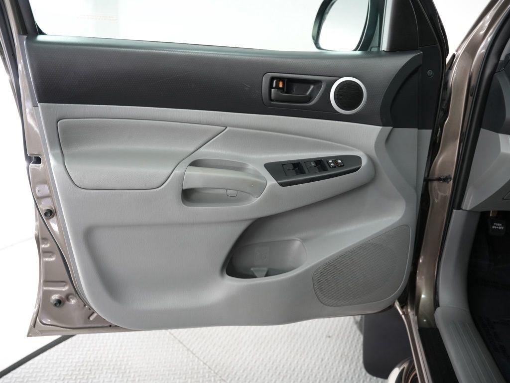 Toyota Tacoma 4WD Double Cab LB V6 AT (Natl) 2012