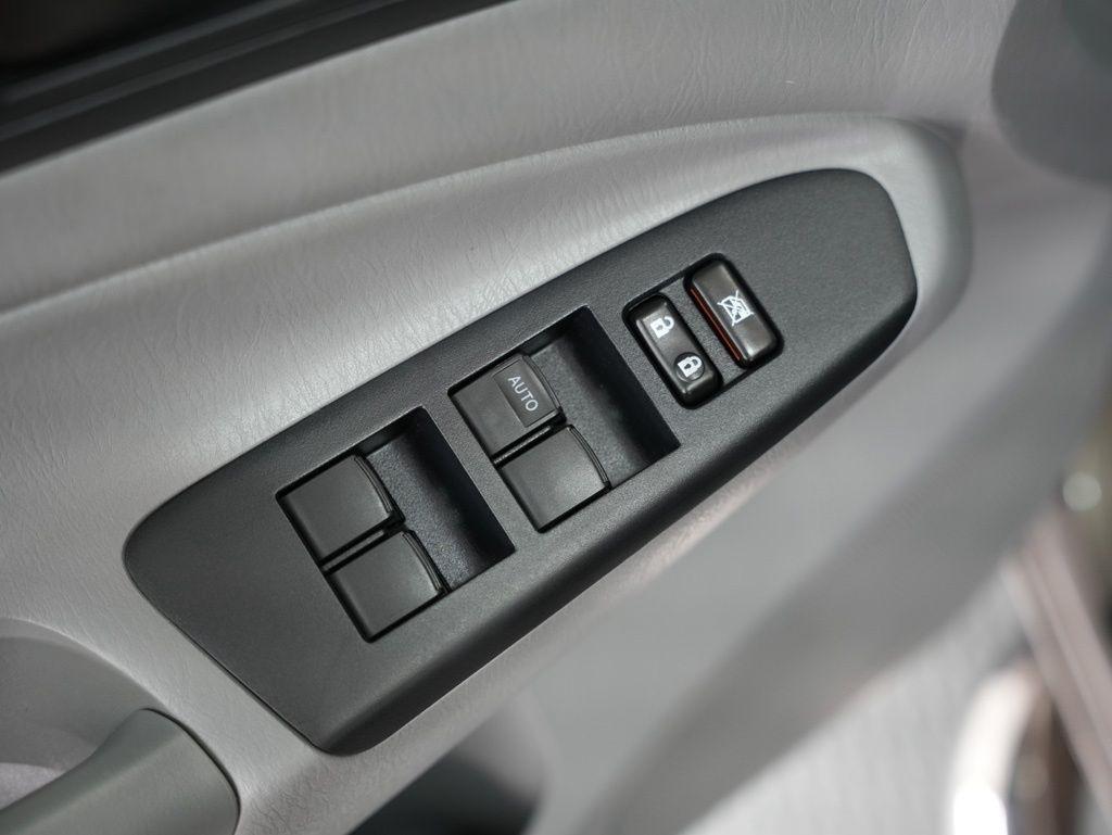 Toyota Tacoma 4WD Double Cab LB V6 AT (Natl) 2012