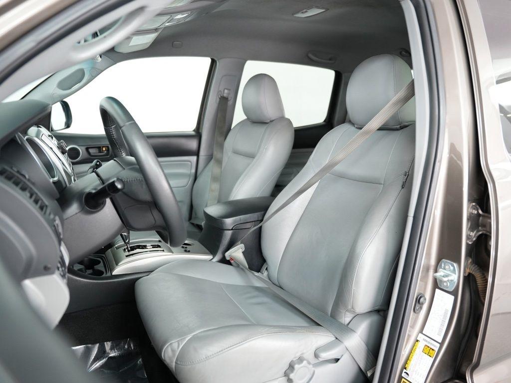 Toyota Tacoma 4WD Double Cab LB V6 AT (Natl) 2012