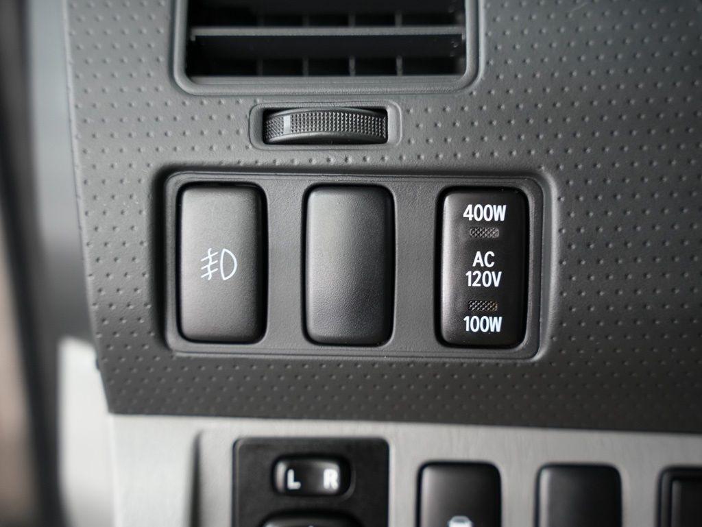 Toyota Tacoma 4WD Double Cab LB V6 AT (Natl) 2012