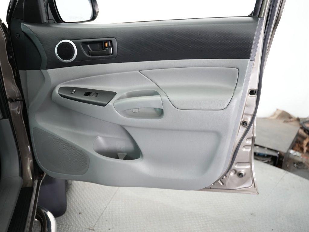 Toyota Tacoma 4WD Double Cab LB V6 AT (Natl) 2012