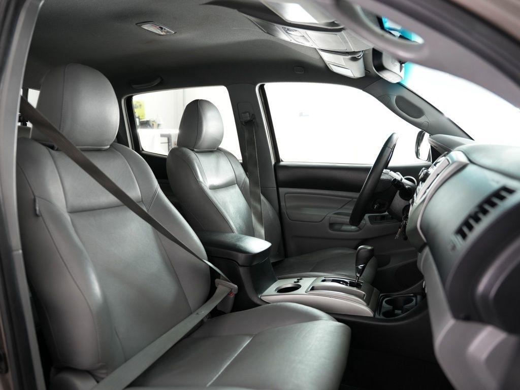 Toyota Tacoma 4WD Double Cab LB V6 AT (Natl) 2012