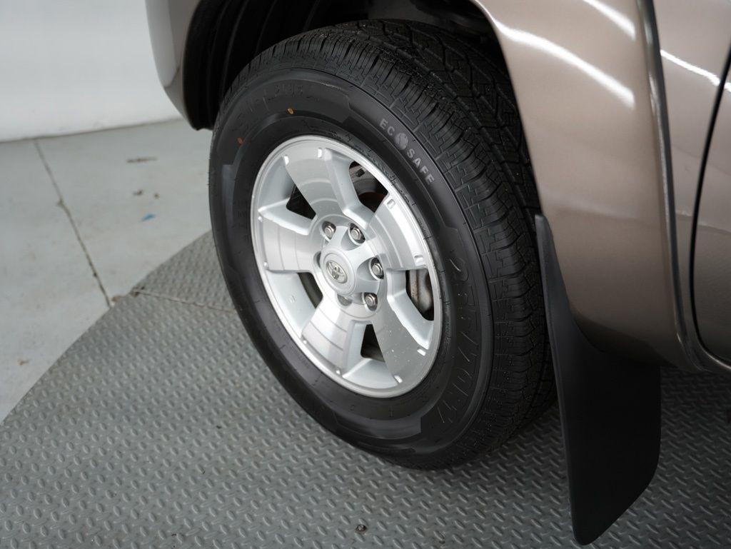 Toyota Tacoma 4WD Double Cab LB V6 AT (Natl) 2012