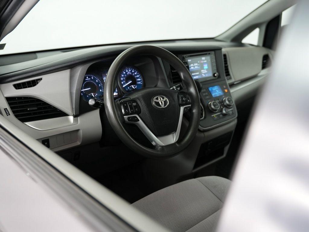 Toyota Sienna LE FWD 8-Passenger (Natl) 2020