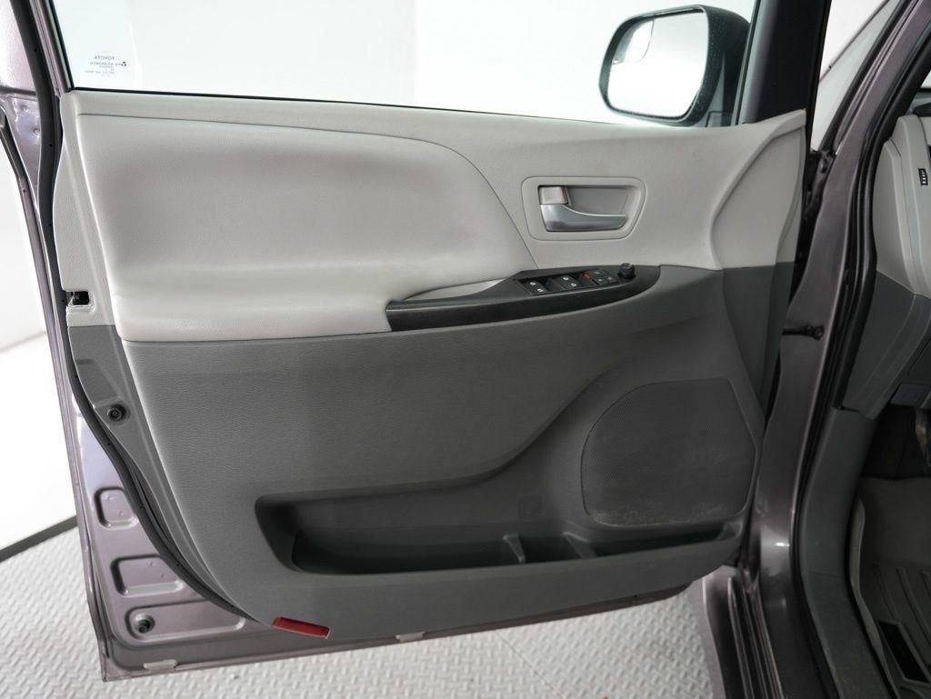 Toyota Sienna LE FWD 8-Passenger (Natl) 2020