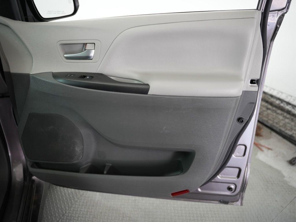 Toyota Sienna LE FWD 8-Passenger (Natl) 2020