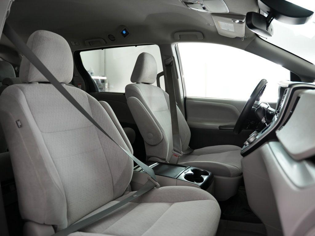 Toyota Sienna LE FWD 8-Passenger (Natl) 2020