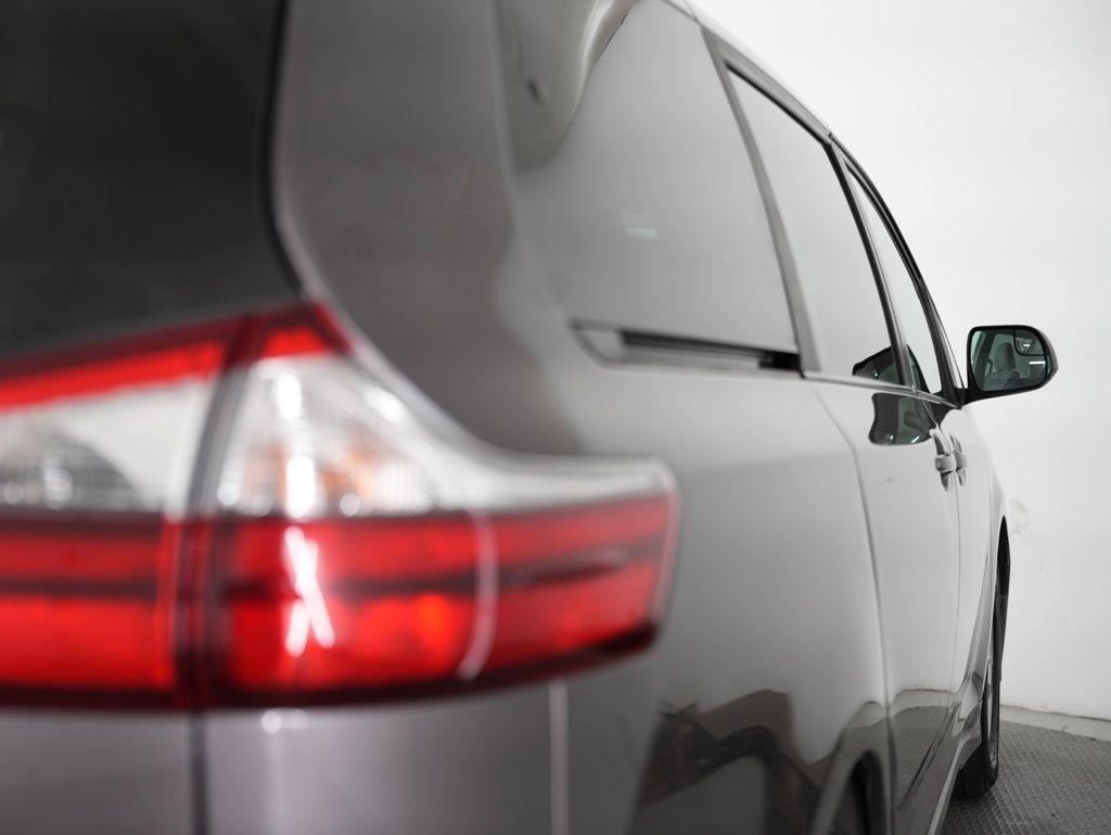 Toyota Sienna LE FWD 8-Passenger (Natl) 2020