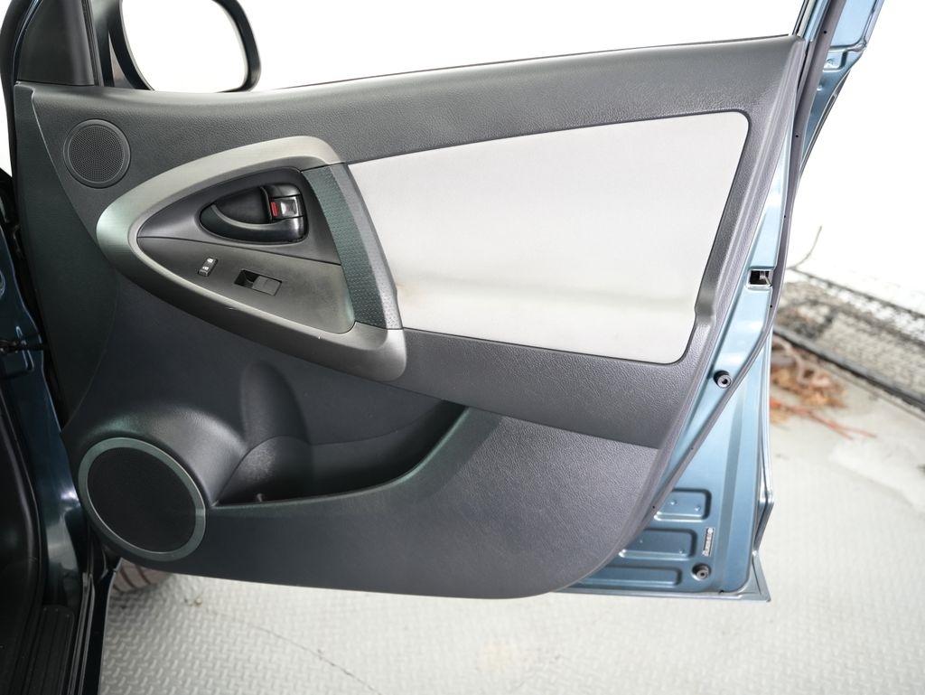 Toyota RAV4 4WD 4dr I4 (Natl) 2012