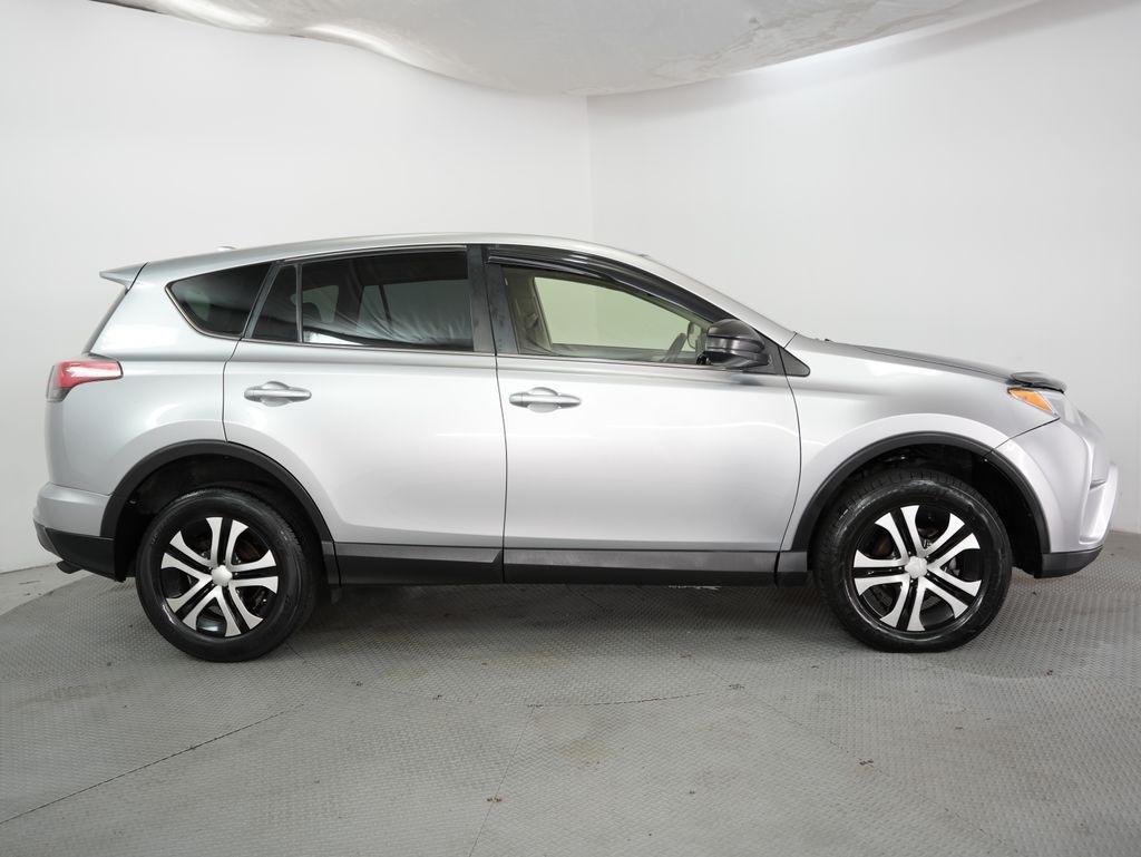 Toyota RAV4 LE FWD (Natl) 2018