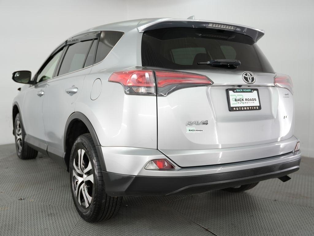 Toyota RAV4 LE FWD (Natl) 2018