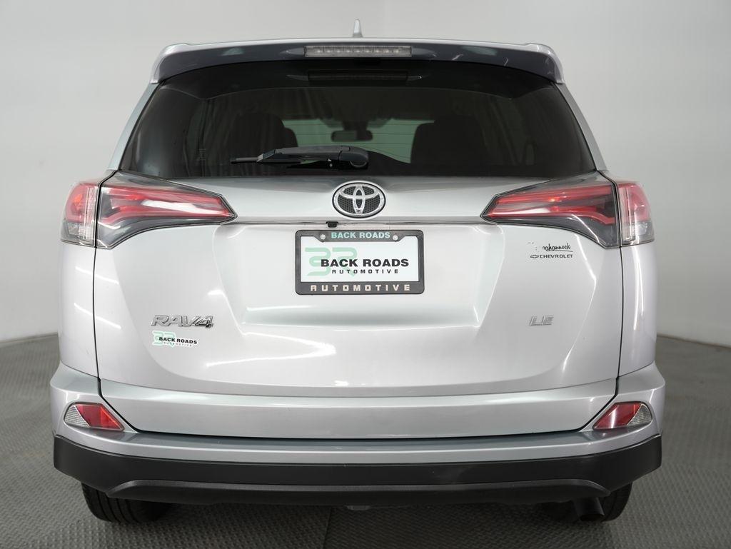 Toyota RAV4 LE FWD (Natl) 2018