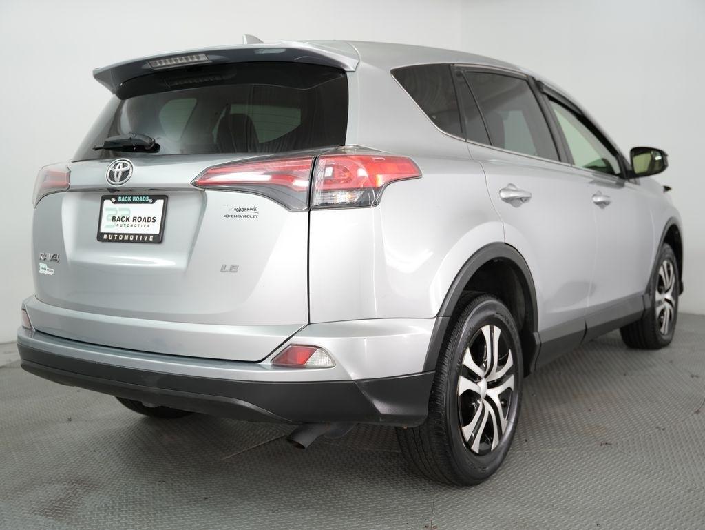 Toyota RAV4 LE FWD (Natl) 2018