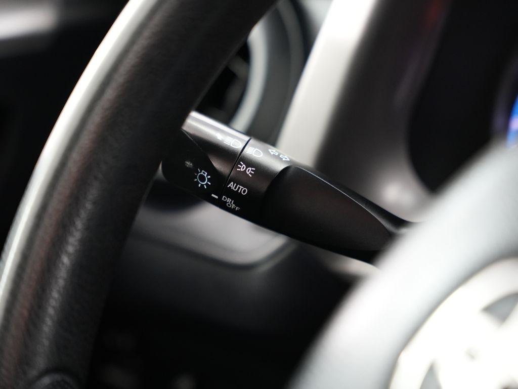 Toyota RAV4 LE FWD (Natl) 2018