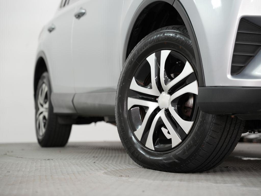 Toyota RAV4 LE FWD (Natl) 2018