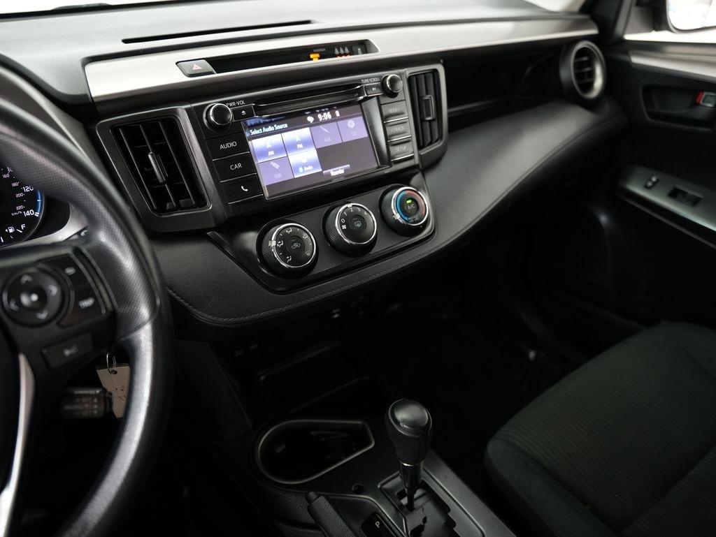 Toyota RAV4 LE FWD (Natl) 2018