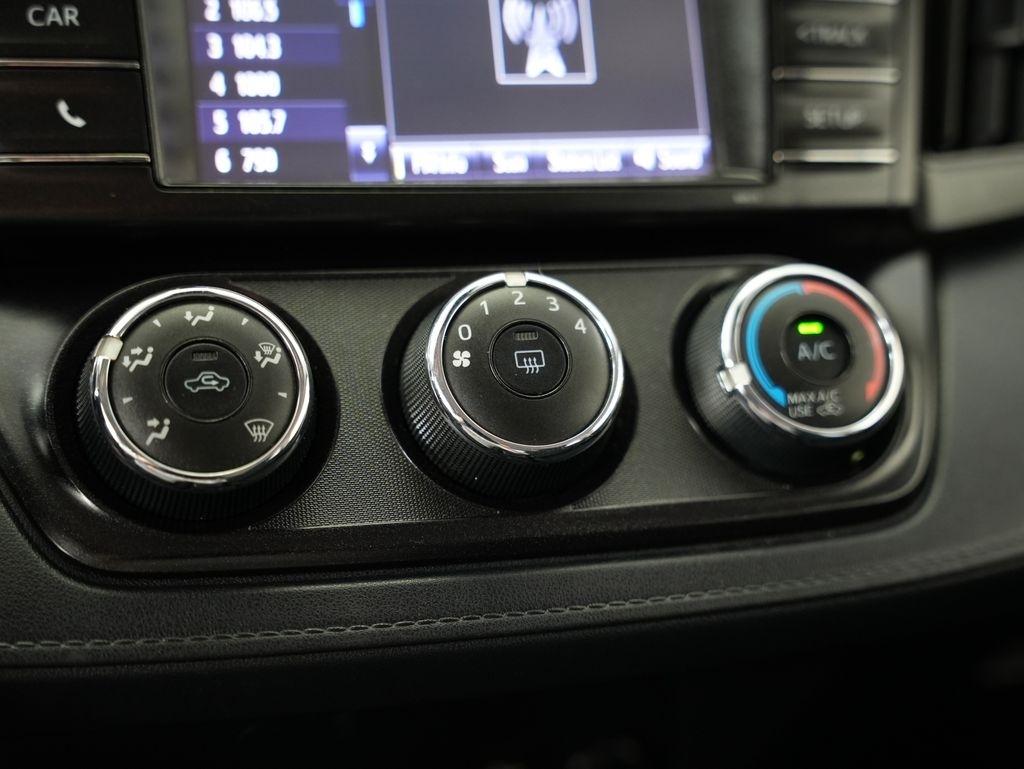 Toyota RAV4 LE FWD (Natl) 2018