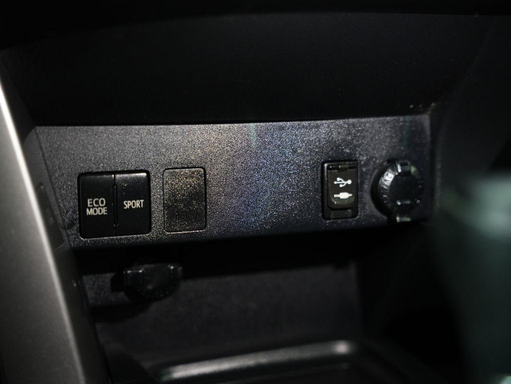 Toyota RAV4 LE FWD (Natl) 2018