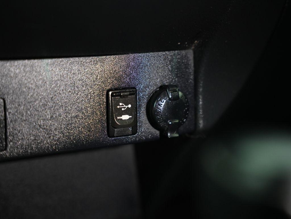 Toyota RAV4 LE FWD (Natl) 2018
