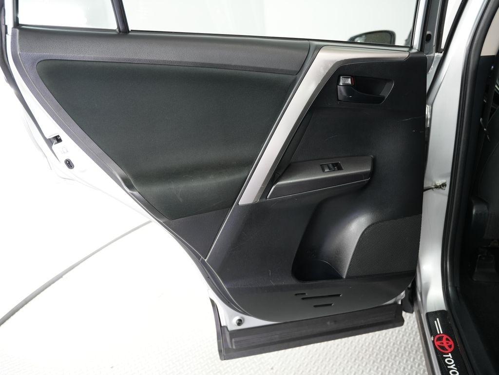 Toyota RAV4 LE FWD (Natl) 2018