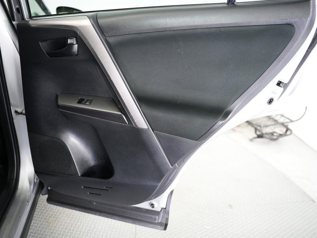 Toyota RAV4 LE FWD (Natl) 2018