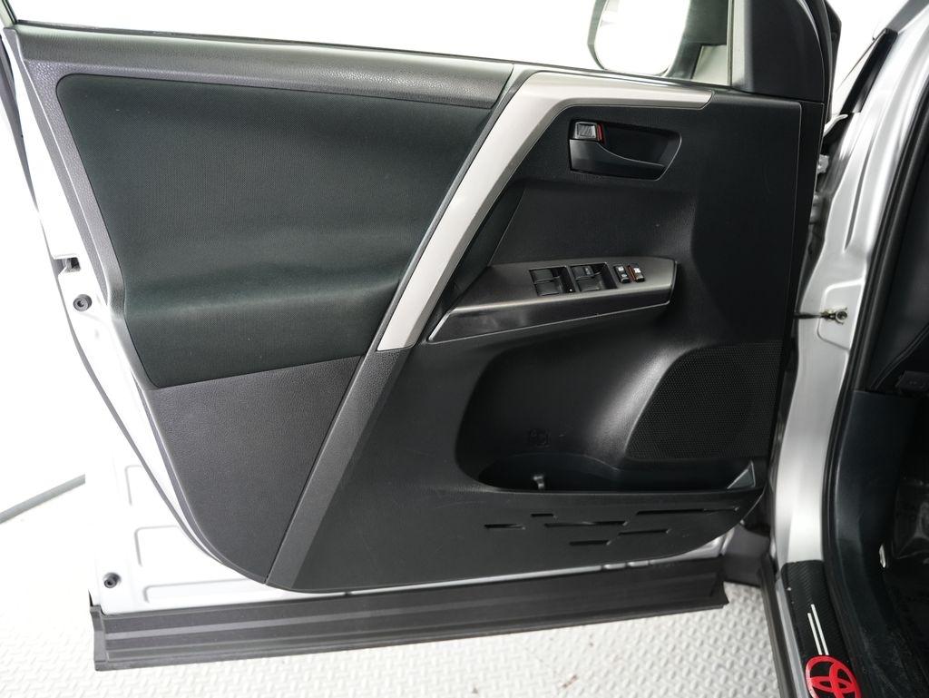 Toyota RAV4 LE FWD (Natl) 2018