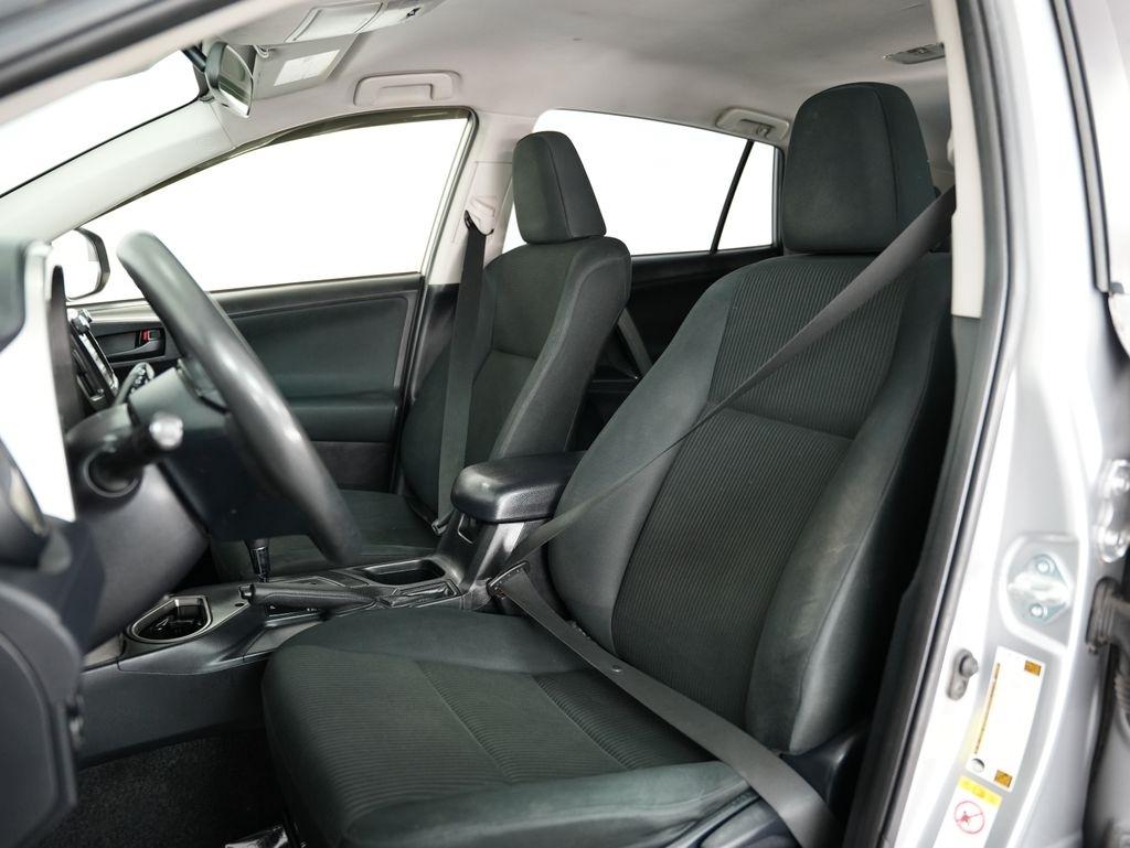 Toyota RAV4 LE FWD (Natl) 2018
