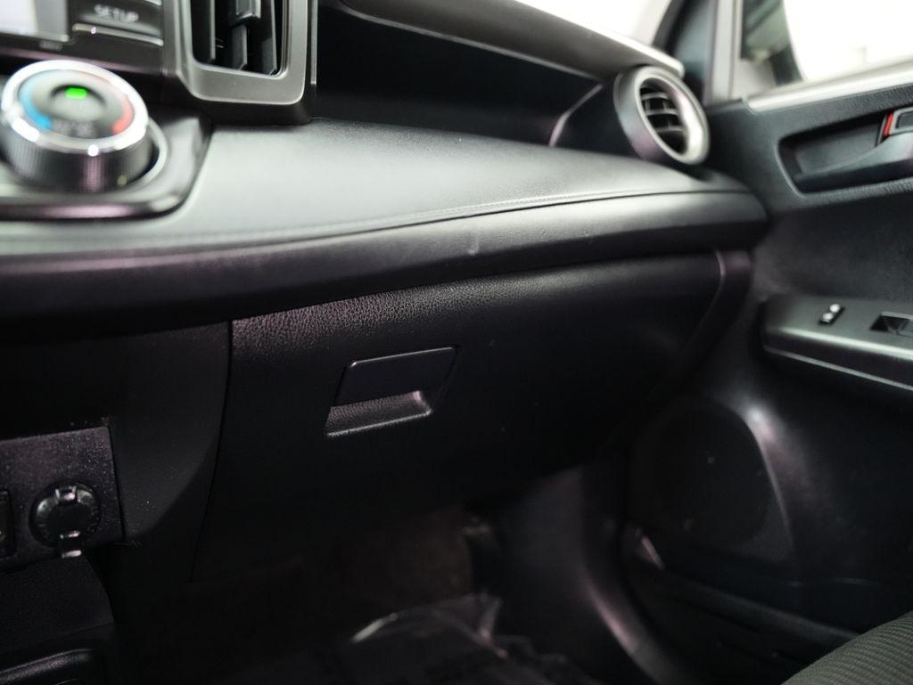 Toyota RAV4 LE FWD (Natl) 2018