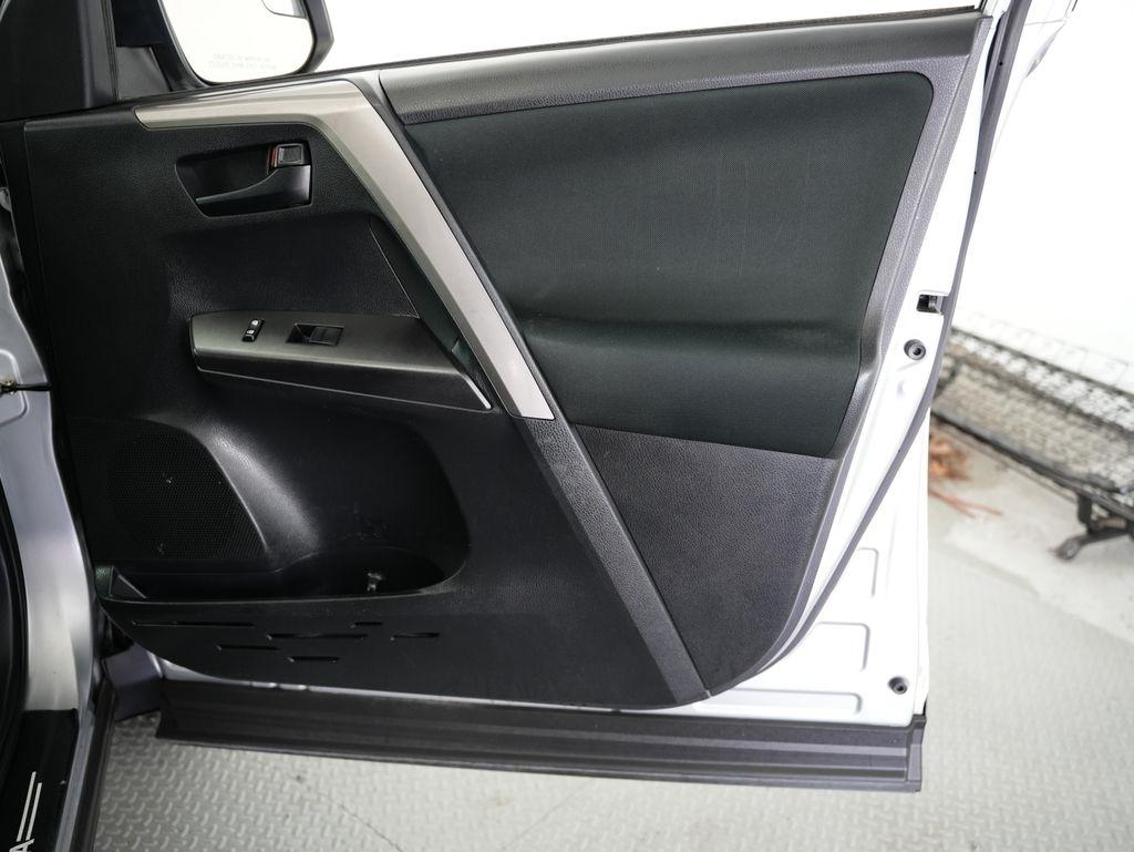 Toyota RAV4 LE FWD (Natl) 2018