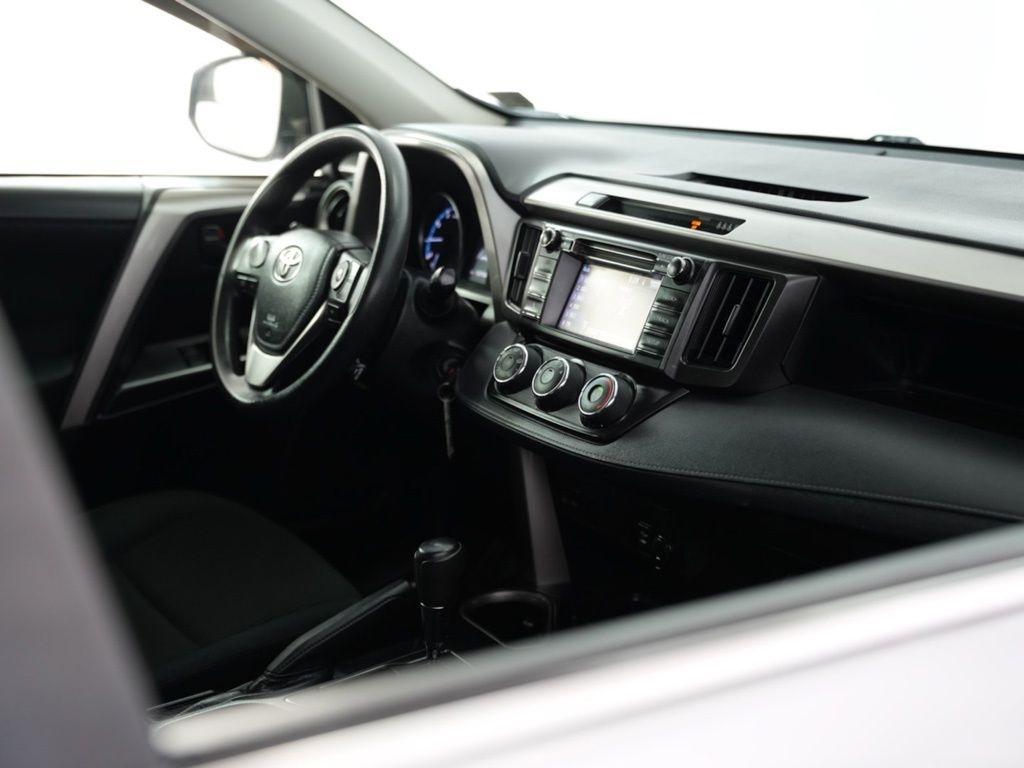 Toyota RAV4 LE FWD (Natl) 2018