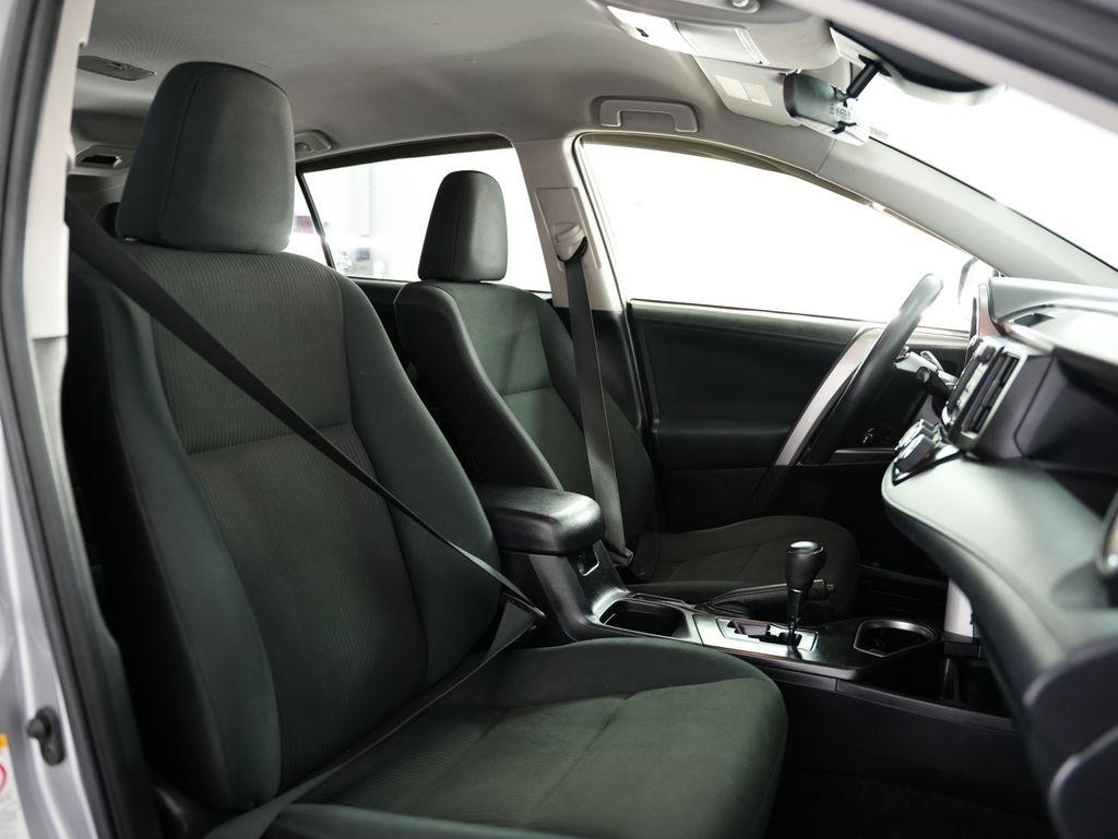 Toyota RAV4 LE FWD (Natl) 2018