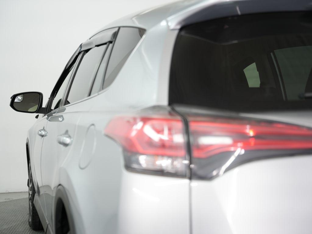 Toyota RAV4 LE FWD (Natl) 2018