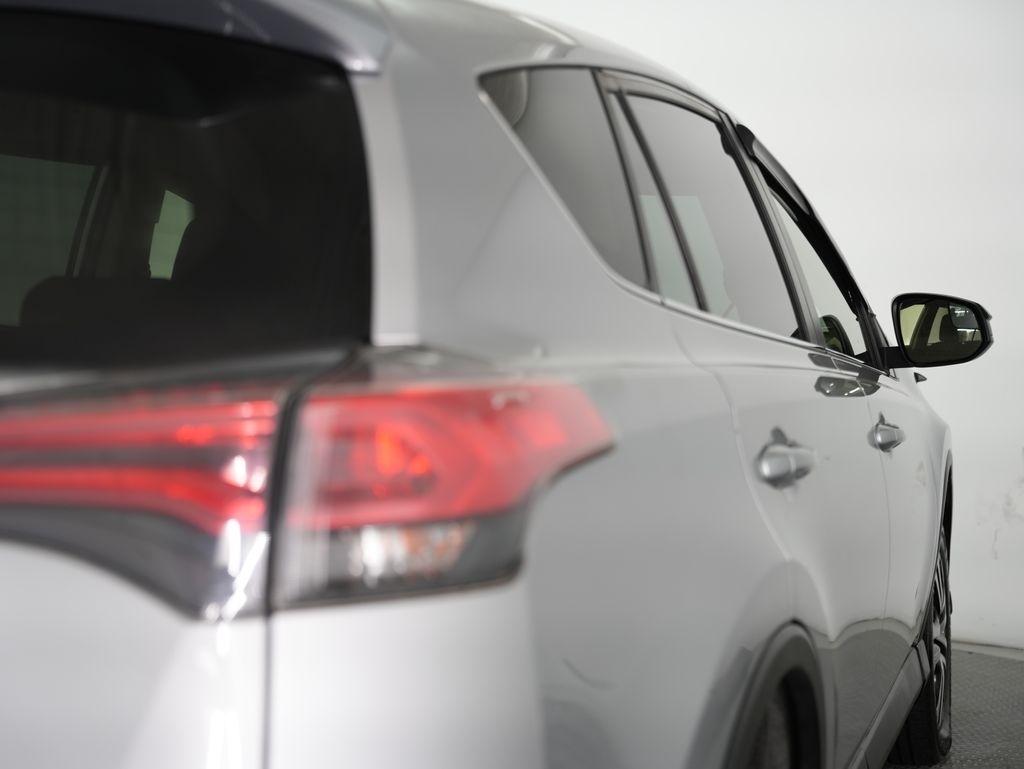 Toyota RAV4 LE FWD (Natl) 2018
