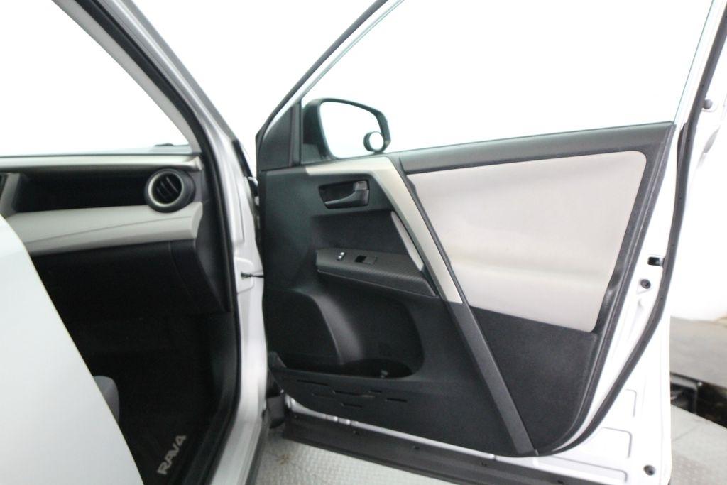 Toyota RAV4 FWD 4dr LE (Natl) 2015