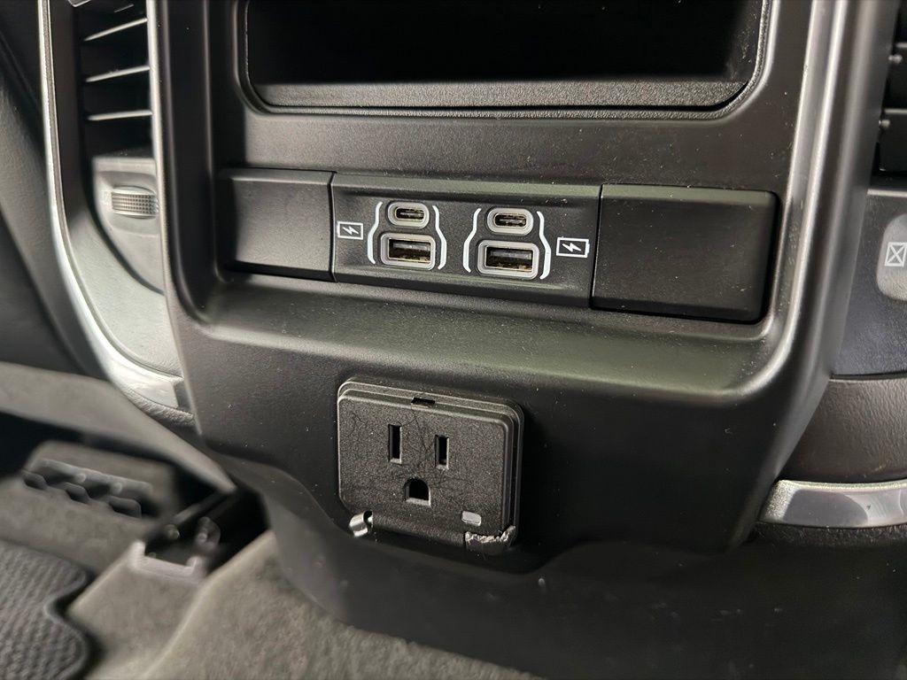 RAM 1500 Laramie 4x4 Crew Cab 5'7" Box 2021