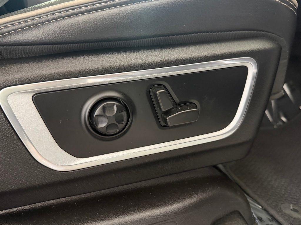 RAM 1500 Laramie 4x4 Crew Cab 5'7" Box 2021