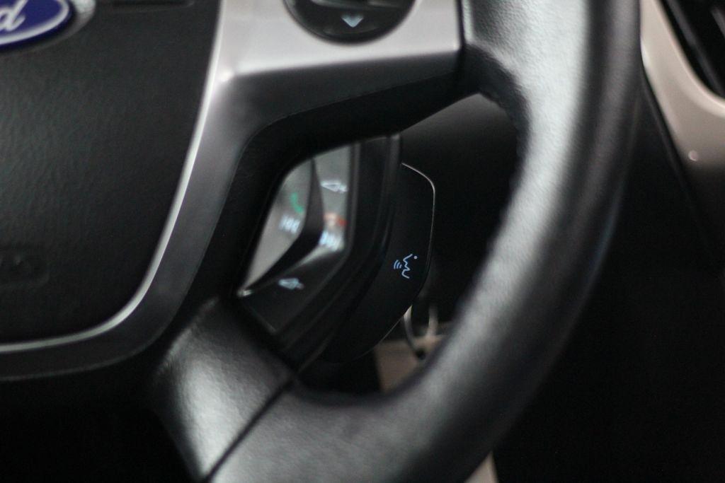 Ford Focus 4dr Sdn SEL 2012