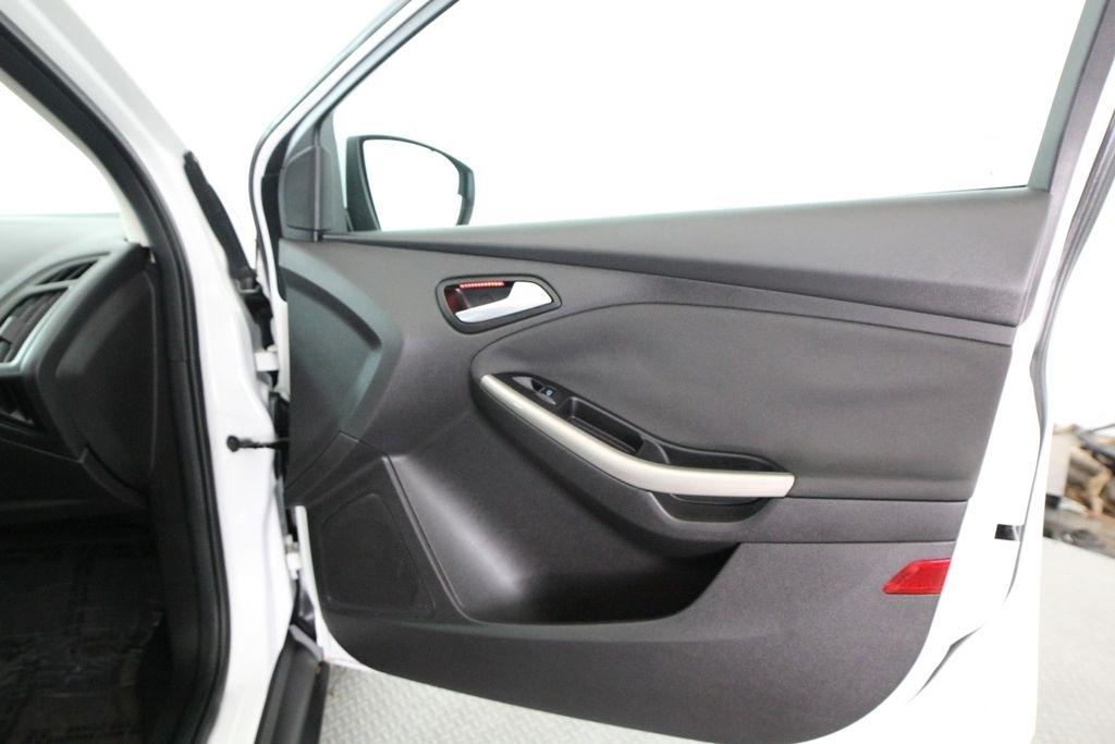 Ford Focus 4dr Sdn SEL 2012